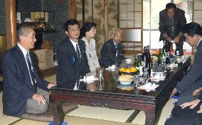 (7) Abductees spend time in hometown